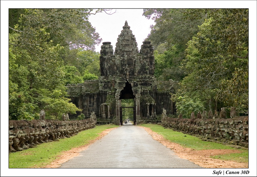 2006 - 07 - Temple angkor - Victory gate 03